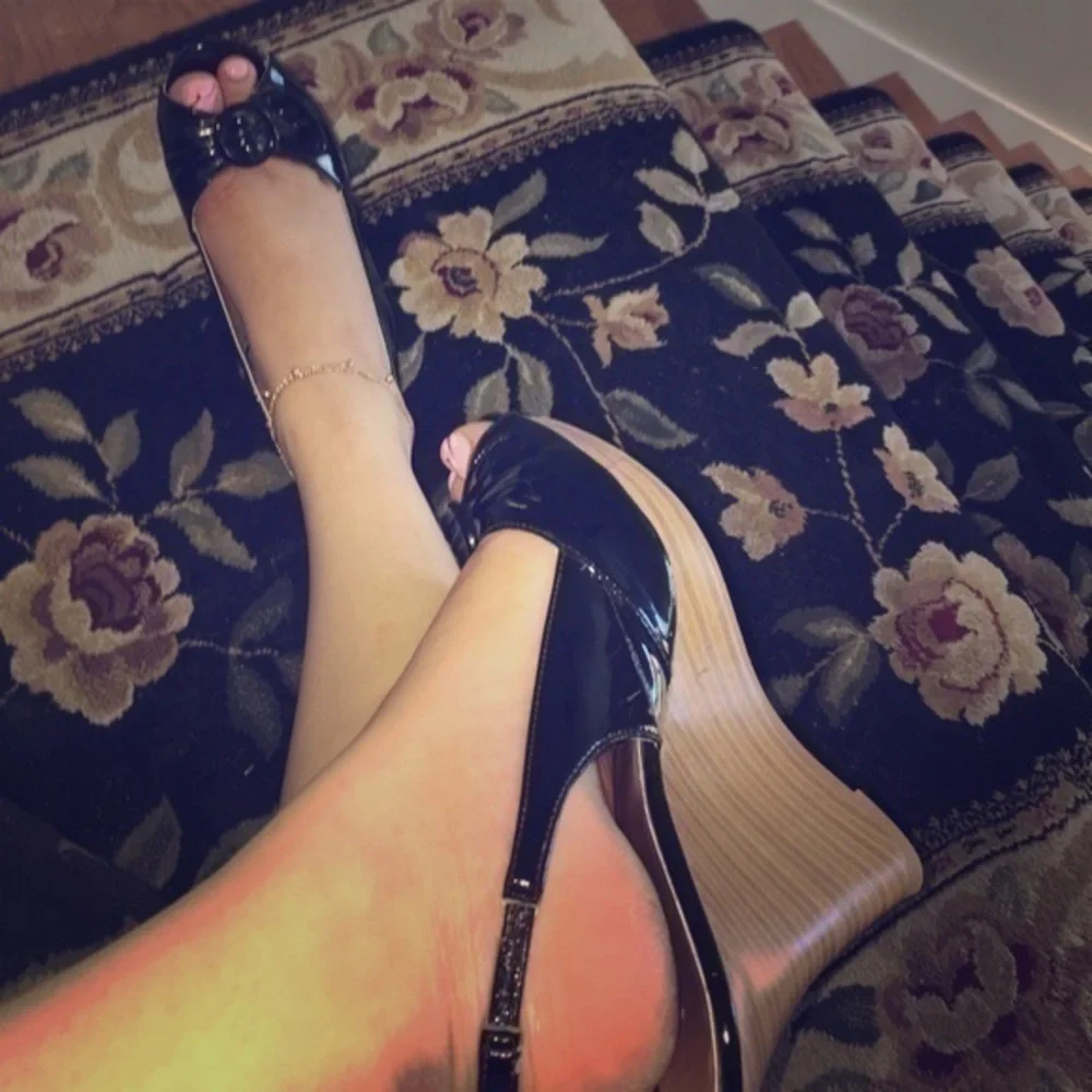 Black wedges